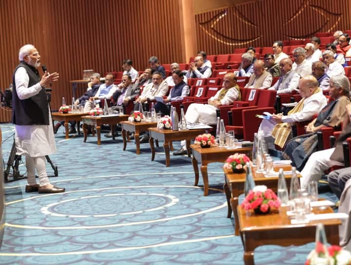 पीएम मोदी की अध्यक्षता में 4 घंटे चली मंत्रिपरिषद की बैठक, कैबिनेट में फेरबदल की हैं अटकलें Union Cabinet Meeting held at Pragati Maidan chaired by PM Modi amid speculation of Cabinet Reshuffle पीएम मोदी की अध्यक्षता में 4 घंटे चली मंत्रिपरिषद की बैठक, कैबिनेट में फेरबदल की हैं अटकलें