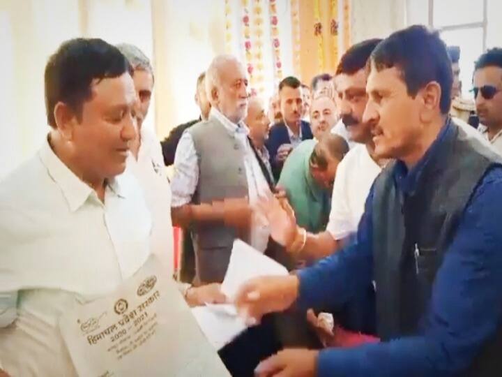 Horticulture Minister opposed by horticulturists on universal Carton ann Himachal News: बागवानों ने किया जगत सिंह नेगी का घेराव, मंत्री बोले- 'सीलिंग हटाने पर सरकार करेगी पुनर्विचार'