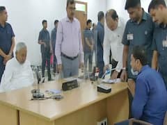 नीतीश कुमार के सामने हाथ जोड़ते हुए पहुंचा युवक, DSP की खोलने लगा पोल, सुनकर चौंके मुख्यमंत्री