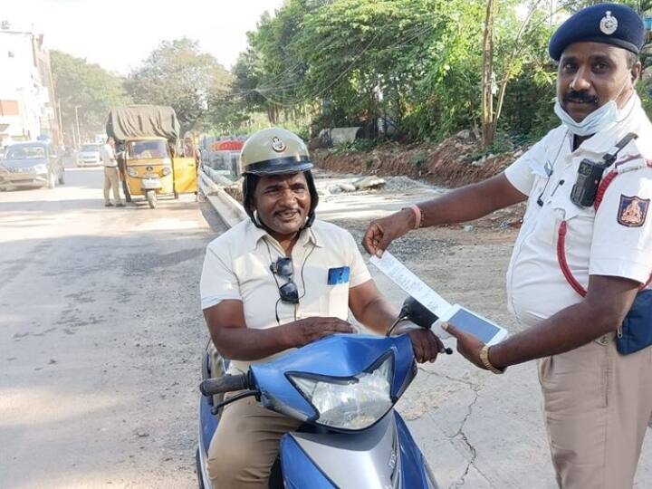 ट्रैफिक पुलिस के हेड कॉन्स्टेबल केवल 100 रुपए का फाइन आप पर कटवा सकता है. अधिक फाइन केवल ट्रैफिक ऑफिसर (ASI या SI) ही कटवा सकते हैं. इसका मतलब है कि ये ऑफिसर 100 रुपए से अधिक का चालान कटवा सकते हैं.