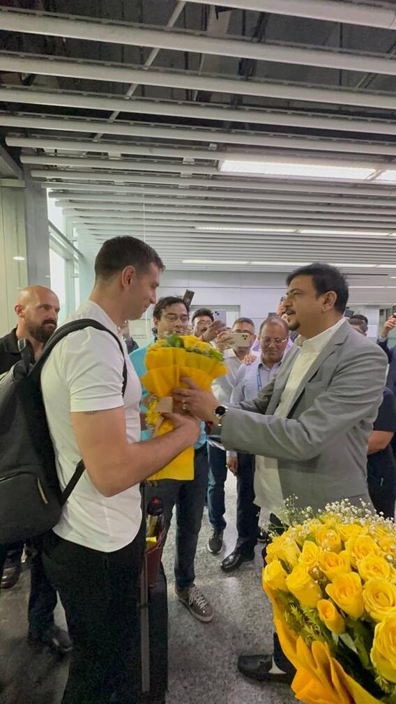 কলকাতায় বিশ্বকাপজয়ী গোলকিপারকে সোনার গ্লাভস উপহার