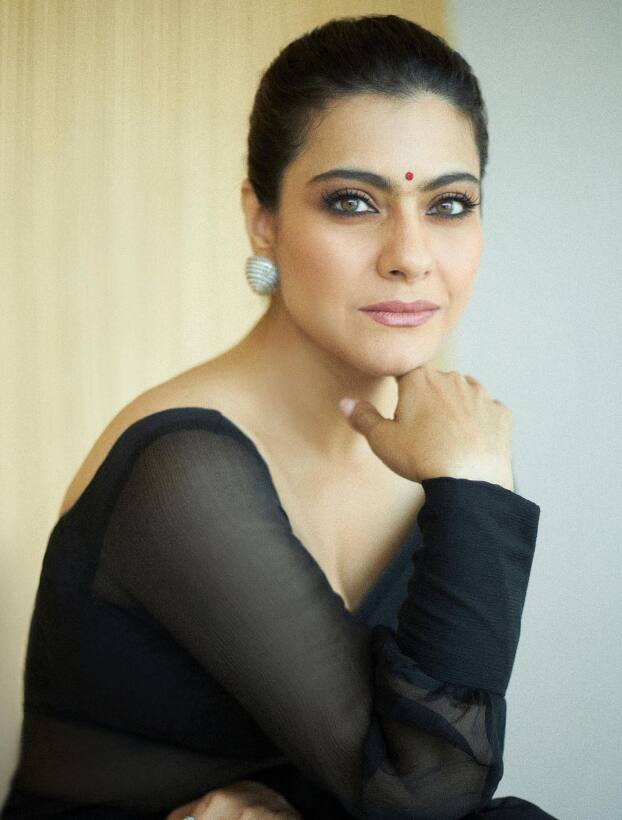 ”கருப்பு தான் எனக்கு புடிச்ச கலரு அவள் கண்ணு ரெண்டும் என்ன மயக்கும் தவுசண்ட் வாட்சு பவரு”