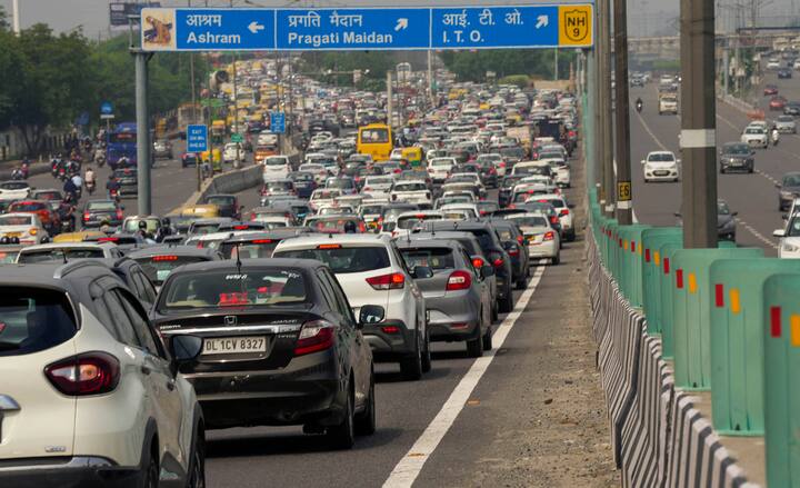ASI, SI आणि इन्स्पेक्टर यांना दंड लावण्याचा अधिकार आहे. ट्रॅफिक कॉन्स्टेबल हे फक्त त्यांच्या मदतीला असतात. त्यांना कुणाच्या गाडीची चावी काढण्याचा किंवा गाडीच्या टायरमधील हवा काढण्याचा अधिकार नाही. ते तुमच्याशी चुकीच्या पद्धतीने बोलूही शकत नाहीत.