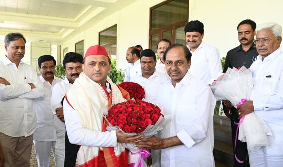 Akhilesh Yadav Met CM KCR : ప్రగతిభవన్ లో కేసీఆర్ తో సమావేశమైన ఎస్పీ అధినేత | ABP Desam
