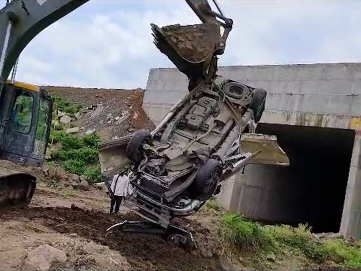 या अपघातात एक जण ठार तर अन्य दोघे जखमी झाले आहेत.