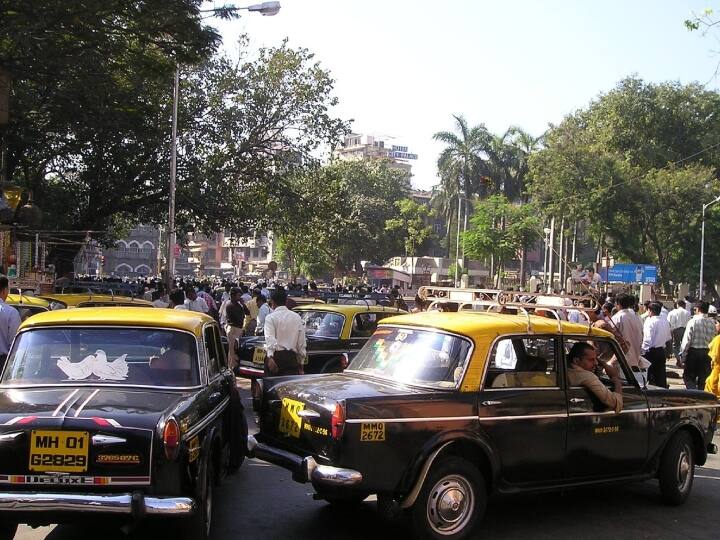 आपके चालान काटने के लिए, ट्रैफिक पुलिस को चालान बुक या ई-चालान मशीन होना जरूरी है. इन दोनों में से कम से कम एक होने के बिना, आपका चालान नहीं काटा जा सकता है.