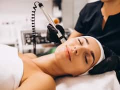 हाइड्रा फेशियल से मिल सकता है बॉलीवुड एक्ट्रेस जैसा निखार...जानिए इसके बारे में सबकुछ