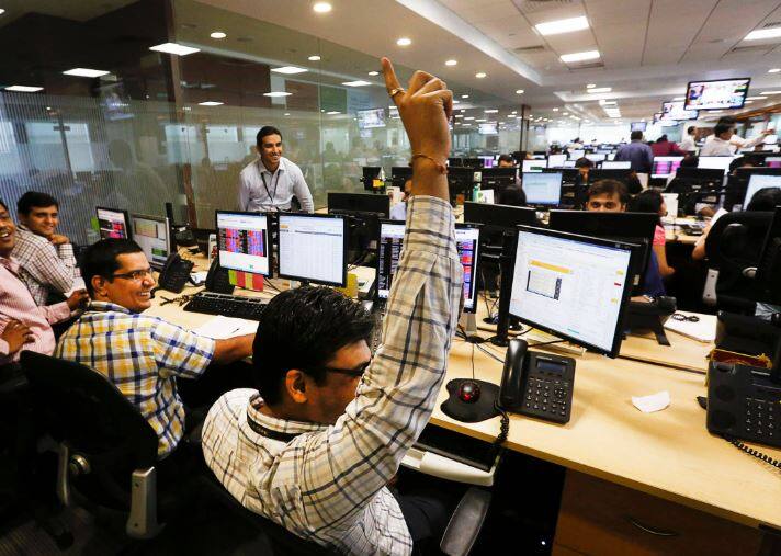 Stock Market Closing 3rd July 2023 Sensex up 487 points IT Pharma drag market cap near 300 lakh crore Stock Market Closing: શેરબજારમાં ફૂલગુલાબી તેજી, સેન્સેક્સ 65 હજારને પાર બંધ, માર્કેટ કેપ 300 લાખ કરોડ નજીક