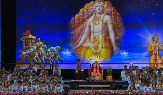 10,000 people recite Bhagavad Gita together in remarkable Texas event  10,000 લોકોએ અમેરિકાના ટેક્સાસમાં એક સાથે ભગવદ્ ગીતાનો પાઠ કર્યો, VIDEO