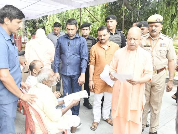 UP Politics: सीएम योगी का गोरखपुर दौरा, गुरु पूर्णिमा पर गोशाला में गुड़ खिलाते आए नजर, लोगों की सुनी समस्याएं