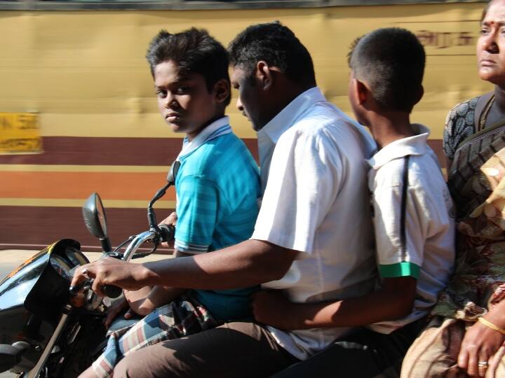 ट्रैफिक पुलिसकर्मी को अपने यूनिफॉर्म में रहना भी अनिवार्य है. उनके यूनिफॉर्म पर उनका बैज नंबर और उनका नाम होना चाहिए. यदि उनके पास यूनिफॉर्म नहीं है, तो आप पुलिसकर्मी से उसका पहचान पत्र दिखाने को भी कह सकते हैं.