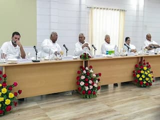 Opposition Meeting : திடீர் முடிவு...எதிர்க்கட்சிகளின் கூட்டம் ஒத்திவைப்பு...வேறு இடத்திற்கு மாற்றமா..? என்ன காரணம்?