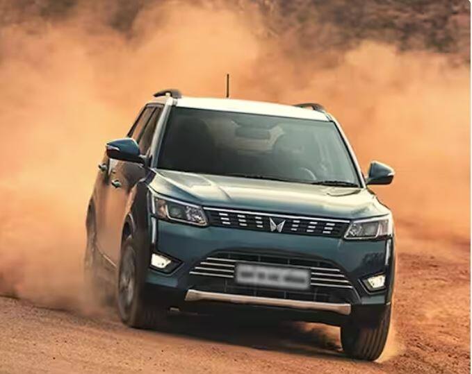 ਤੀਜੀ ਕਾਰ ਮਹਿੰਦਰਾ XUV300 ਹੈ। ਇਸ ਦਾ ਭਾਰ ਲਗਭਗ 1350 ਕਿਲੋਗ੍ਰਾਮ ਹੈ। ਕਾਰ 5 ਸਟਾਰ ਸੁਰੱਖਿਆ ਰੇਟਿੰਗ ਦੇ ਨਾਲ ਵੀ ਆਉਂਦੀ ਹੈ। ਇਸ ਦੇ ਨਾਲ ਹੀ ਚਾਈਲਡ ਸੇਫਟੀ 'ਚ ਇਸ ਨੂੰ 4 ਸਟਾਰ ਰੇਟਿੰਗ ਦਿੱਤੀ ਗਈ ਹੈ। ਇਸ ਨੂੰ ਐਕਸ-ਸ਼ੋਰੂਮ 8.42 ਲੱਖ ਰੁਪਏ ਦੀ ਕੀਮਤ 'ਤੇ ਖਰੀਦਿਆ ਜਾ ਸਕਦਾ ਹੈ।