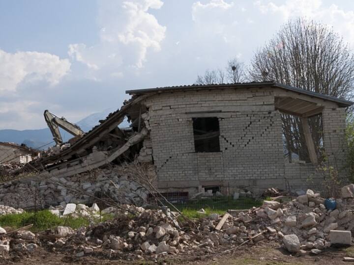 Indonesia earthquake 5.4 magnitude earthquake in Papua Indonesia इंडोनेशिया में फिर महसूस किए गए भूकंप के झटके, जानें कितनी रही तीव्रता