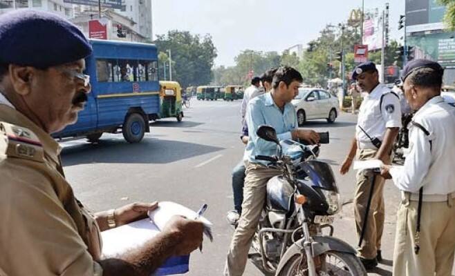 तुमच्याकडून दंड आकारण्यासाठी वाहतूक पोलिसांकडे चलान पुस्तक किंवा ई-चलान मशीन असणं आवश्यक आहे. या दोनपैकी किमान एक असल्याशिवाय ते तुमच्याकडून दंड आकारू शकत नाही.