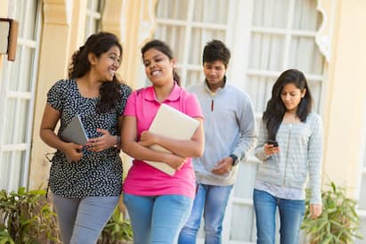 Tips to College Students Ultimate Guide to Most Positive College Experience Positive College Experience: வசந்த காலம்...வருங்காலத்துக்கான அடித்தளம்: கல்லூரி வாழ்க்கைக்குள் நுழையும் முன் தெரிந்துகொள்ளவேண்டியவை