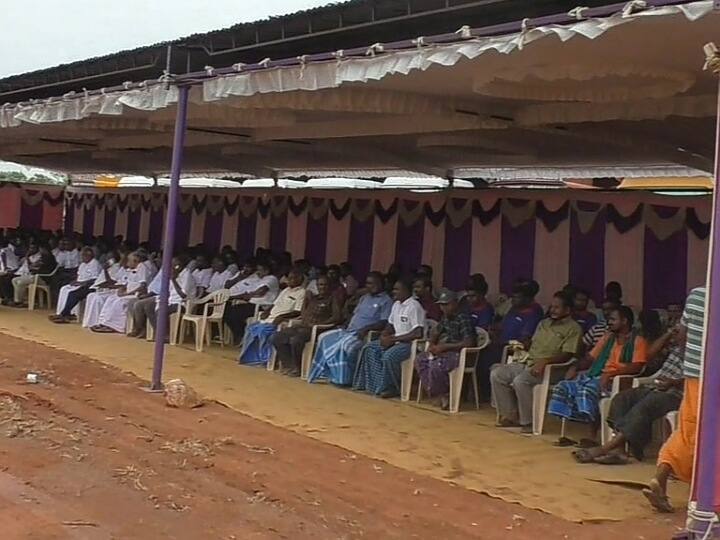 Quarry and lorry owners hold protest in Karur Workers are at risk of losing their jobs TNN கரூரில் குவாரி, லாரி உரிமையாளர்கள் காத்திருப்பு போராட்டம் -  தொழிலாளர்கள் வேலை இழக்கும் அபாயம்