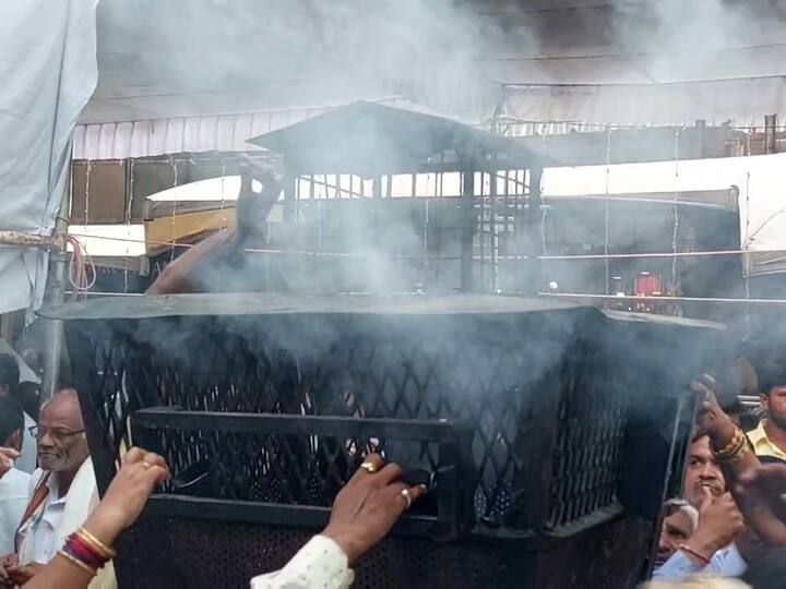 या मिरवणुकीत संस्थानचे अध्यक्ष तथा प्रधान जिल्हा न्यायाधीश सुधाकर यार्लगड्डा यांनी पोथी, तदर्थ समितीचे सदस्य तथा जिल्हाधिकारी सिद्धाराम सालीमठ यांनी वीणा व मुख्य कार्यकारी अधिकारी पी.शिवा शंकर (भा.प्र.से.) व वैद्यकिय संचालक ले.कर्नल डॉ.शैलेश ओक यांनी प्रतिमा घेऊन सहभाग घेतला.