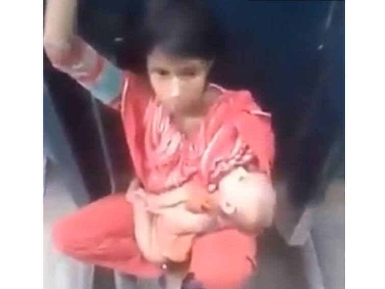 woman traveling between two coaches of train with child viral video indian railway Viral Video : ट्रेनच्या दोन डब्ब्यांच्या जॉईंटवर बसून, बाळाला कडेवर घेत आईचा जीवघेणा प्रवास; काळजाचा ठोका चुकणारा धक्कादायक व्हिडीओ व्हायरल