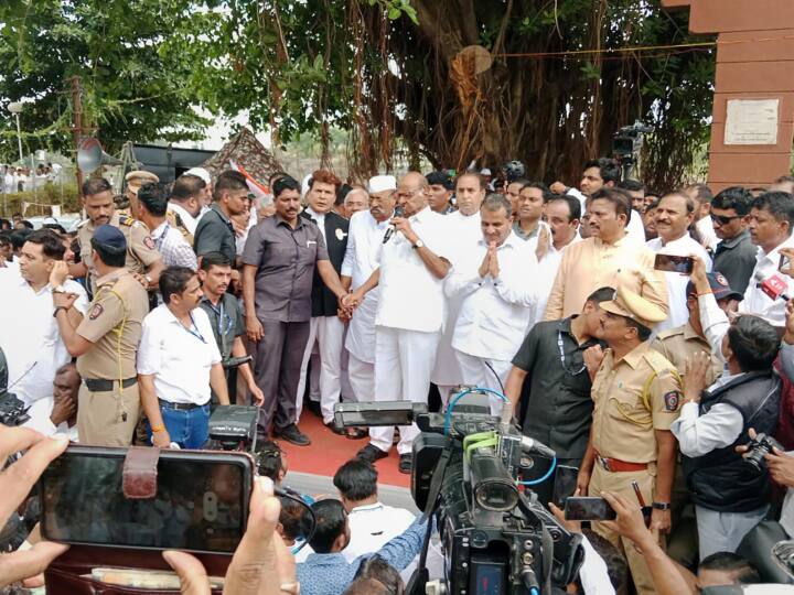 एनसीपी में हुए विद्रोह के बाद जयंत पाटिल की अजित पवार गुट में जाने के बाद, शरद पवार ने जितेंद्र अवहाद को विपक्ष के नेता के रूप में नामित किया है. वहीं इसके एक दिन बाद कांग्रेस के विधायक दल के नेता बालासाहेब थोराट ने महाराष्ट्र विधानसभा में विपक्ष के नेता पद की मांग की है.