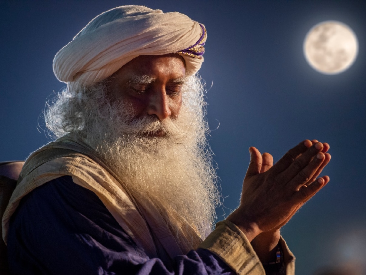 Download Meditating Sadhguru Header Wallpaper | Wallpapers.com