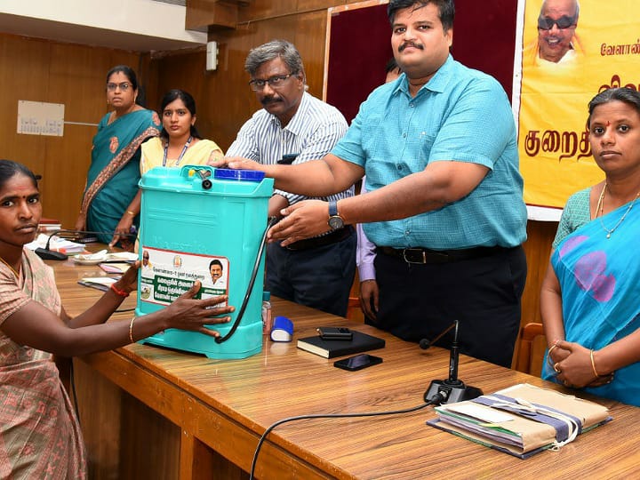 Karur: கரூரில்  மாற்றுத்திறனாளிகளுக்கு காதொலிக்கருவிகளை வழங்கிய ஆட்சியர்