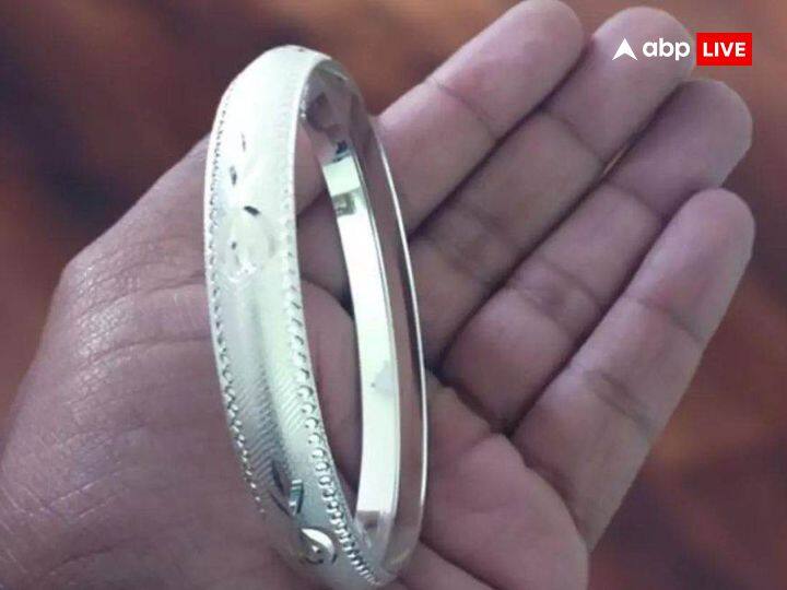 चांदी का कड़ा- भोलेनाथ हमेशा अपने के पैर में एक चांदी का कड़ा धारण करें हुए हैं. ऐसा माना जाता है कि अगर आप सावन के महीने में चांदी का कड़ा पहनते हैं तो ये बेहद शुभ होता है.