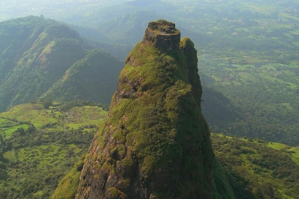 kalawanti durg of maharashtra prabalgad fort india s most mysterious dangerous and historical place in india देशातील सर्वात धोकादायक किल्ला! चढाई करणं जिकरीचं काम, काळोख होण्याआधी उतरावा लागतो 'हा' गड