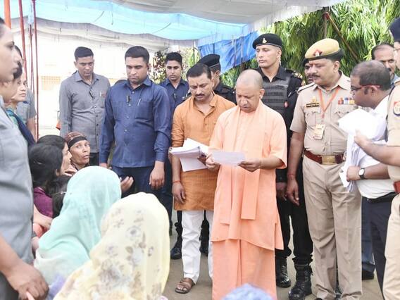 UP Politics: सीएम योगी का गोरखपुर दौरा, गुरु पूर्णिमा पर गोशाला में गुड़ खिलाते आए नजर, लोगों की सुनी समस्याएं