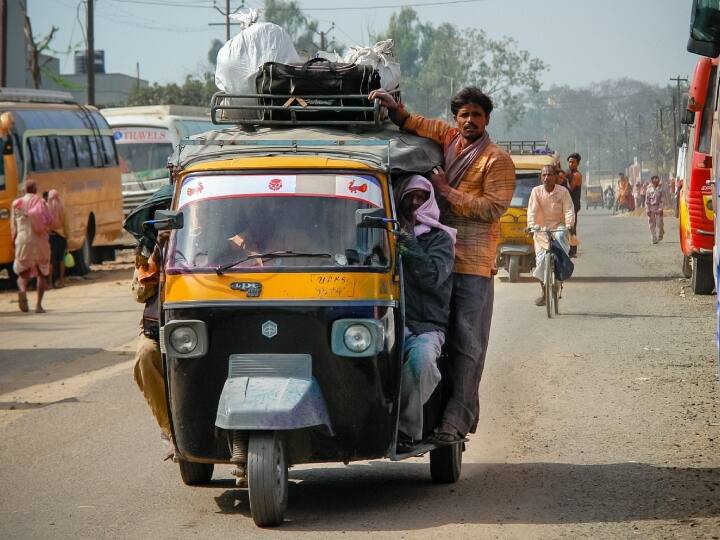 ASI, SI और इंस्पेक्टर को स्पॉट फाइन करने का अधिकार है. Traffic Constable इनकी मदद के लिए होते हैं. उन्हें किसी की गाड़ी की चाबी निकालने या फिर गाड़ी के टायर की हवा निकालने का कोई हक नहीं है. वो आपसे गलत तरीके से बात भी नहीं कर सकते हैं.