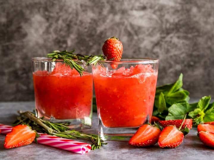 गर्मी हो या बरसात पूरे दिन रहना है हाइड्रेट तो ट्राई करें स्ट्रॉबेरी लाइम पंच कॉकटेल