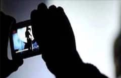 80 ਸਾਲ ਦੇ ਬਜ਼ਰੁਗ ਨੂੰ ਵੀਡੀਓ ਕਾਲ ਚੁੱਕਣਾ ਪਿਆ ਭਾਰੀ, ਫੋਨ ਚੁੱਕਦੇ ਹੀ ਔਰਤ ਨੇ ਲਾਏ ਕੱਪੜੇ, ਫਿਰ ਜੋ ਹੋਇਆ...