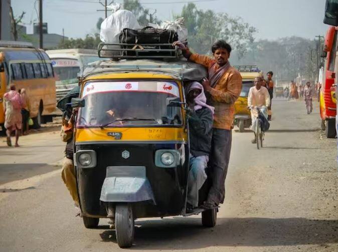 ASI, SI ਅਤੇ ਇੰਸਪੈਕਟਰ ਨੂੰ ਜੁਰਮਾਨਾ ਲਗਾਉਣ ਦਾ ਅਧਿਕਾਰ ਹੈ। ਉਨ੍ਹਾਂ ਦੀ ਮਦਦ ਲਈ ਟ੍ਰੈਫਿਕ ਕਾਂਸਟੇਬਲ ਮੌਜੂਦ ਹਨ। ਉਨ੍ਹਾਂ ਨੂੰ ਕਿਸੇ ਦੀ ਕਾਰ ਦੀ ਚਾਬੀ ਕੱਢਣ ਜਾਂ ਕਾਰ ਦੇ ਟਾਇਰ ਵਿੱਚੋਂ ਹਵਾ ਕੱਢਣ ਦਾ ਕੋਈ ਅਧਿਕਾਰ ਨਹੀਂ ਹੈ। ਉਹ ਤੁਹਾਡੇ ਨਾਲ ਗਲਤ ਤਰੀਕੇ ਨਾਲ ਗੱਲ ਵੀ ਨਹੀਂ ਕਰ ਸਕਦੇ।