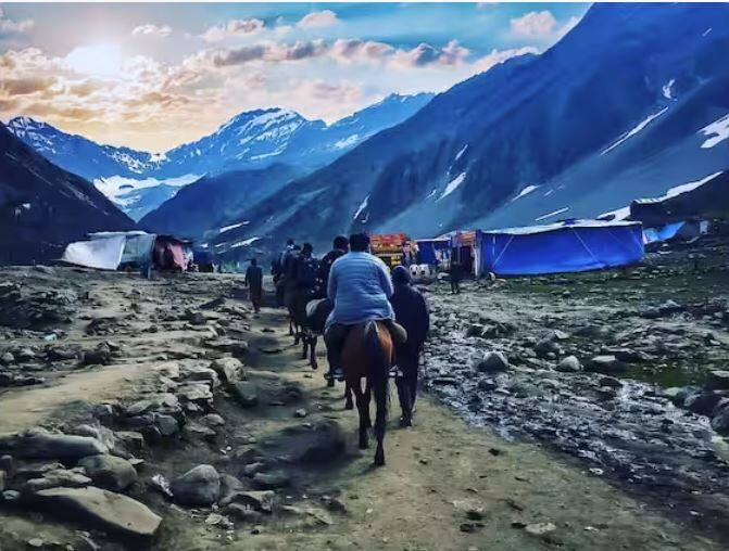 ਯਾਤਰਾ ਦੌਰਾਨ ਤੁਹਾਨੂੰ ਨੈੱਟਵਰਕ ਸੰਬੰਧੀ ਸਮੱਸਿਆਵਾਂ ਹੋ ਸਕਦੀਆਂ ਹਨ। ਅਜਿਹੇ 'ਚ ਤੁਸੀਂ ਯਾਤਰਾ 'ਤੇ ਨਿਕਲਣ ਤੋਂ ਪਹਿਲਾਂ ਵੀ ਪੋਸਟਪੇਡ ਸਿਮ ਲੈ ਸਕਦੇ ਹੋ। ਇਸ ਤੋਂ ਇਲਾਵਾ, ਤੁਹਾਨੂੰ ਆਪਣੇ ਨਾਲ ਕੁਝ ਨਕਦ ਪੈਸੇ ਜ਼ਰੂਰ ਰੱਖਣੇ ਚਾਹੀਦੇ ਹਨ ਕਿਉਂਕਿ ਤੁਹਾਨੂੰ ਹਰ ਜਗ੍ਹਾ ਏਟੀਐਮ ਦੀ ਸਹੂਲਤ ਨਹੀਂ ਮਿਲ ਸਕਦੀ।