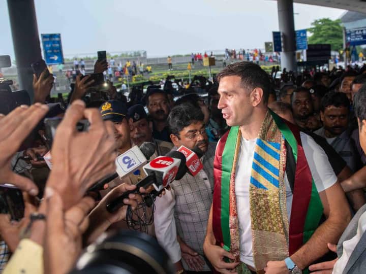 FIFA World Cup 2022 Winner Emiliano Martinez Mohun Bagan In India Here Know Latest Sports News Emiliano Martinez India: फीफा विश्व कप विनर मार्टिनेज़ पहुंचे कोलकाता, सोशल मीडिया फोटो वायरल