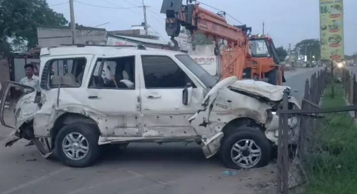 Accident: Three died in an accident on Dhanera-Tharad highway in Banaskantha Accident: બનાસકાંઠાના ધાનેરા-થરાદ હાઇવે પર ભયાનક અકસ્માત, દુકાનના શેડ અને શટર તોડી કાર ડિવાઇડર સાથે અથડાઇ