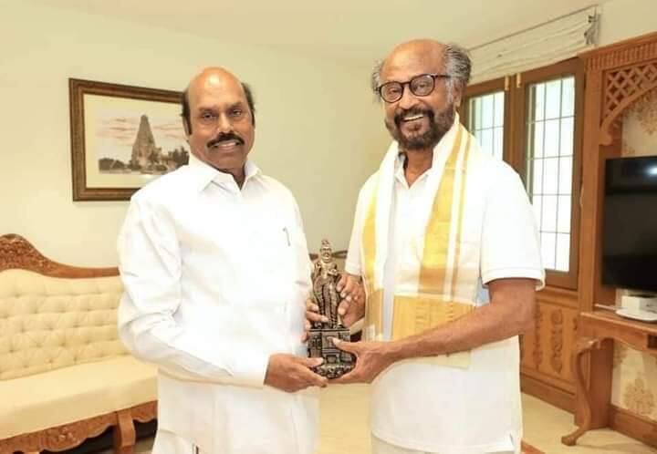ரஜினிக்கு திருவள்ளுவர் சிலையை பரிசாக கொடுத்துள்ளார் அமைச்சர் எ.வ.வேலு. இவர்கள் இருவரும் சந்தித்து கொண்ட போது எடுக்கப்பட்ட புகைப்படம் இணையத்தில் வெளியாகியுள்ளது.