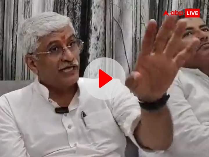 Watch: गजेंद्र सिंह शेखावत ने CM गहलोत के मंत्री से पूछा ERCP का फुल फॉर्म, बोले- 'पहले किताब में पढ़कर आएं...' Gajendra Singh Shekhawat Viral Video Asking ERCP Full Form from Shale Mohammad Asks him to read Books Before Protesting ANN Watch: गजेंद्र सिंह शेखावत ने CM गहलोत के मंत्री से पूछा ERCP का फुल फॉर्म, बोले- 'पहले किताब में पढ़कर आएं...'