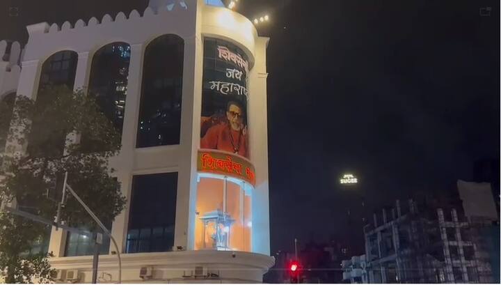 महाराष्ट्रातील राजकीय भूकंपानंतर मनसेकडून शिवसेना भवन आणि दादर परिसरात लावण्यात बॅनर आले आहेत.