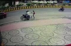 Watch: इंदौर में फोन पर बात कर रही युवती का मोबाइल छीनकर आरोपी फरार, घटना सीसीटीवी में कैद