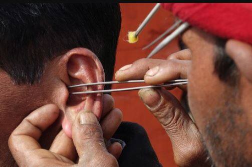 ਸੜਕ ਕਿਨਾਰੇ ਕੰਨ ਸਾਫ਼ ਕਰਨਾ ਹੈ ਗੈਰ-ਕਾਨੂੰਨੀ , ਜਾਣੋ ਕਾਰਨ