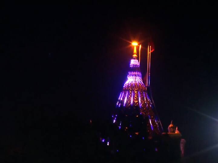 साईबाबा बालफकिराच्या रुपात ज्या निमवृक्षाखाली प्रकटले त्या जागेला गुरुस्थान म्हणून ओळखले जाते. साईबाबा याच निमवृक्षाखाली ध्यान धारणा करत असत.