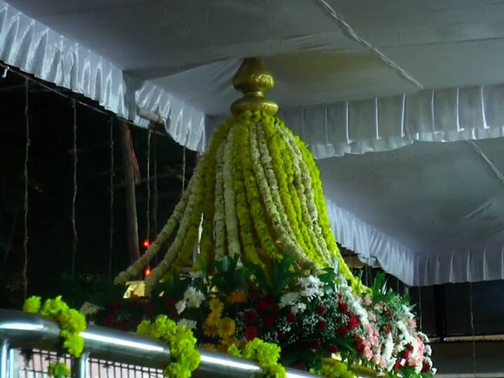 साई समाधी मंदिरासह भाविक गुरुस्थान मंदिरातही दर्शनासाठी गर्दी केल्याचं पाहायला मिळतं.