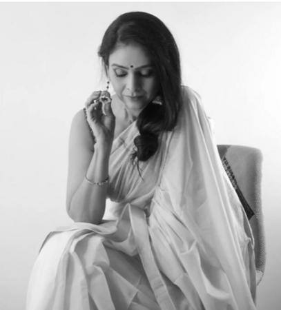 ऐश्वर्या नारकर आणि अविनाश नारकर ही मराठी मनोरंजनसृष्टीतील प्रसिद्ध जोडी आहे. ऐश्वर्या  आणि अविनाश या कपलच्या सोशल मीडियावरील फोटोला नेटकऱ्यांची पसंती मिळते.