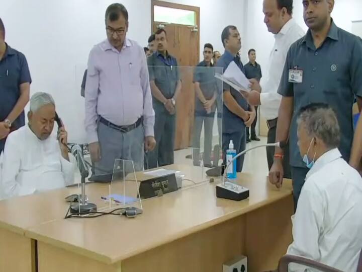 Janta Darbar Complainant Told SHO Behaviour in Land Dispute case in front of Bihar CM Nitish Kumar Janta Darbar: जनता दरबार में बोला शख्स- थानेदार ने केस नहीं लिया, थाने से भगा दिया, नीतीश बोले- लगाओ तो फोन...