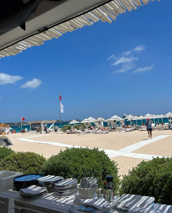 इन तस्वीरों में बेबो अपने पति सैफ अली खान और बड़े नवाब तैमूर के साथ बीच पर लंच एंजॉय करते हुई नजर आईं.