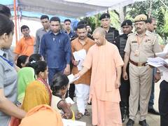 UP Politics: सीएम योगी का गोरखपुर दौरा, गुरु पूर्णिमा पर गोशाला में गुड़ खिलाते आए नजर, लोगों की सुनी समस्याएं