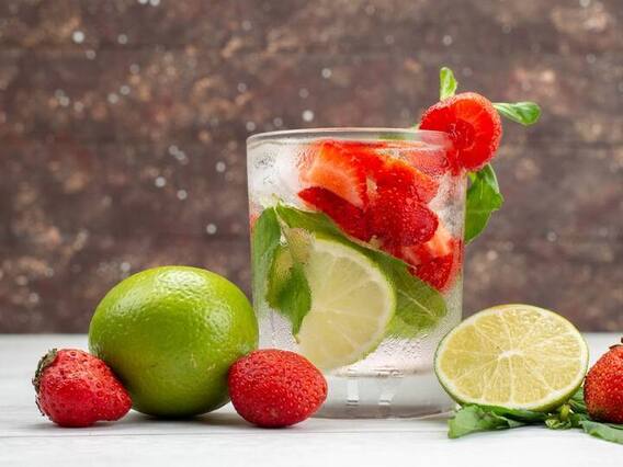 Strawberry Lime Punch: गर्मी हो या बरसात पूरे दिन रहना है हाइड्रेट तो ट्राई करें स्ट्रॉबेरी लाइम पंच कॉकटेल