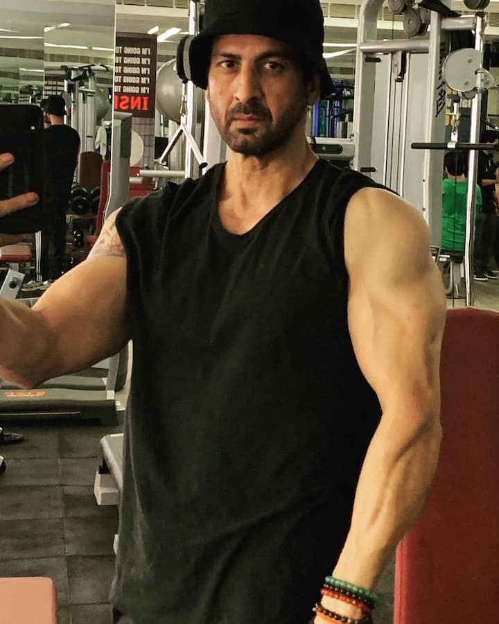 रोनित रॉय – इस लिस्ट में एक्टर रोनित रॉय का भी नाम शामिल है. रोनित ने भी अपने हाथ में एक त्रिशूल का टैटू बनवा रखा है. जिसपर ‘ओम’ लिखा है.