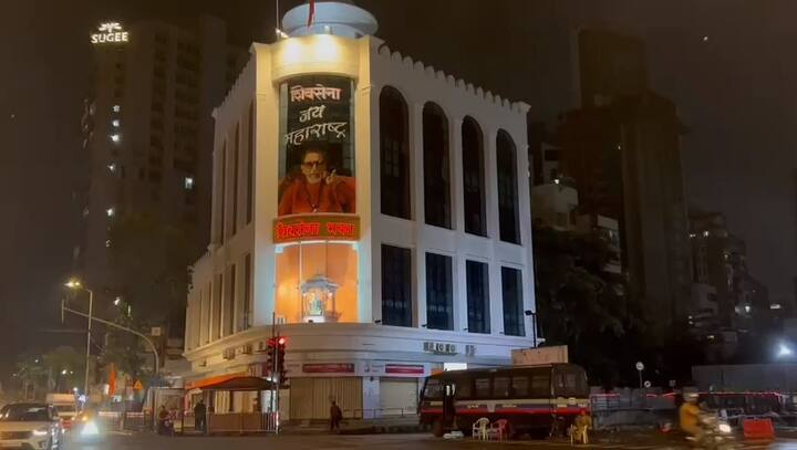 दादर शिवसेना भवन परिसरातील या बॅनर चर्चेचा विषय ठरत आहे.